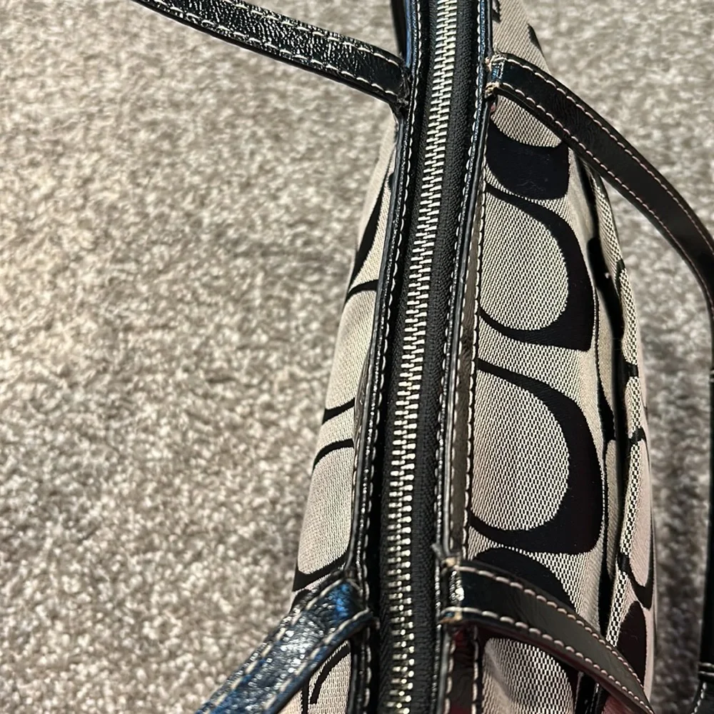 Coach signature jacquard logo stripe handbag purse. Black beige. Patent detail. - Picture 8 of 12